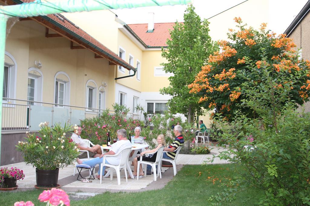 Pension & Weingut Storchenblick Illmitz Luaran gambar